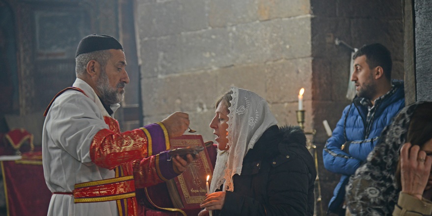 meryem-ana-kilisesinde-buruk-noel-ayini-(3).jpg
