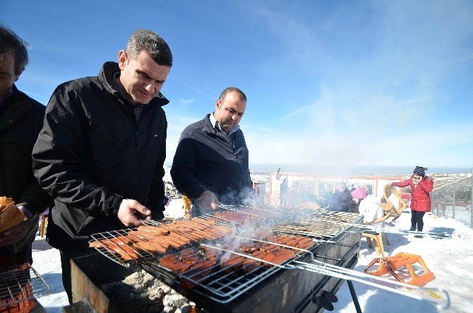 pursaklar-belediyesi-tarafindan-elmadag-kayak-merkezine-goturulen-sevgi-evleri-uyeleri-kis-sporunun-vazgecilmezi-olan-kayagin-keyfi-iha-20160204aw650482-1-t.jpg