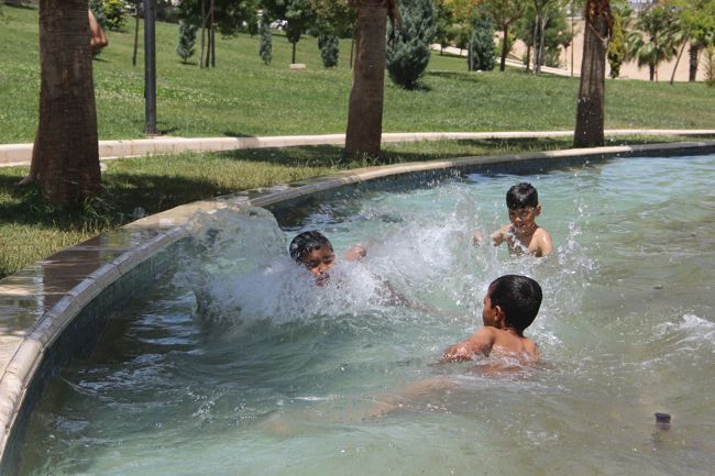 sanliurfa’da-sicak-hava-cocuklari-bunalti.jpg