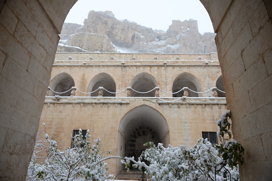 tarihi-mardin-beyaz-ortu-altinda-(1).jpg