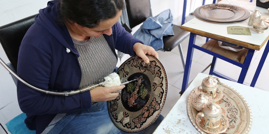 tuncelili-kadinlar-bakiri-sanat-eserine-donusturuyor-(1).jpg