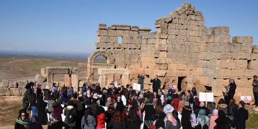 universite-ogrencilerinden-zerzevan-kalesi-gezisi-(1).jpg
