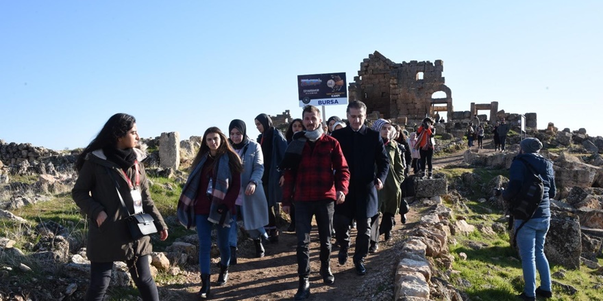 universite-ogrencilerinden-zerzevan-kalesi-gezisi-(3).jpg