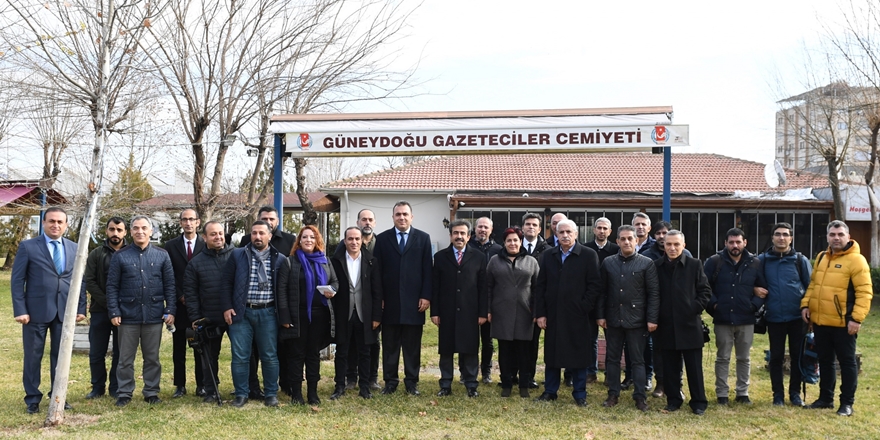 vali-guzeloglu,-10-ocak-calisan-gazeteciler-gununde-gazetecilerle-bulustu-(1).jpg