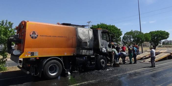 VİDEO - Diyarbakır’da temizlik aracı seyir halinde yandı