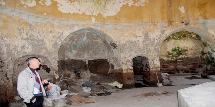 500 yıllık tarihi hamam dökülüyor!