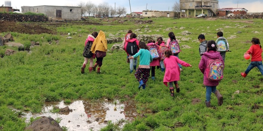 Mahallelerinde yol yok, okul servisine 1 kilometre yol yürüyorlar