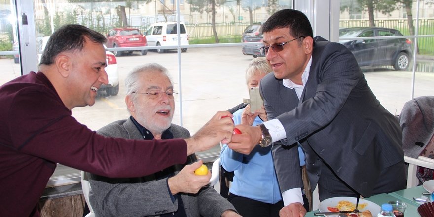 Kilise yasaklı, Ermeniler kafede Paskalya kutladı