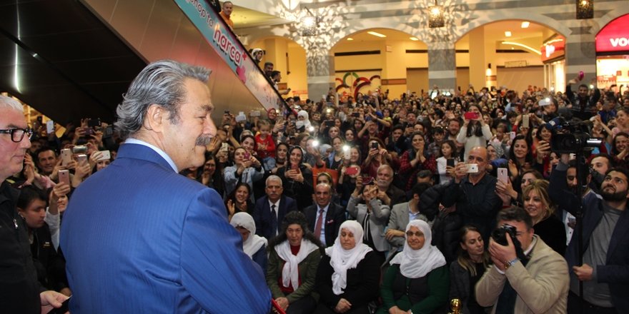 Kadir İnanır Diyarbakırlılara seslendi: Geleceğinizi şansa bağlamayın Kaynak: Kadir İnanır Diyarbakırlılara seslendi: Geleceğinizi şansa bağlamayın