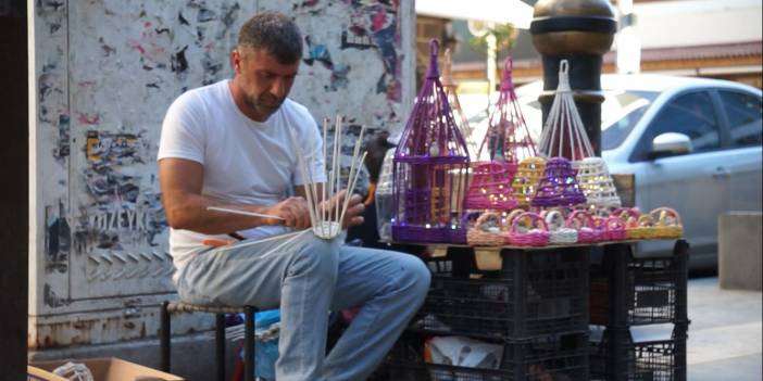 Hayata sepet örerek bağlandı