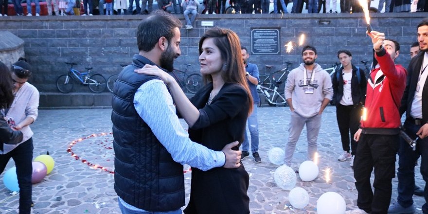 Diyarbakır Tarihi köprüde evlilik teklifi