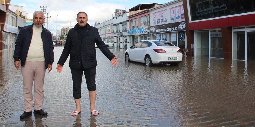 Oto Center Sitesi sular altında