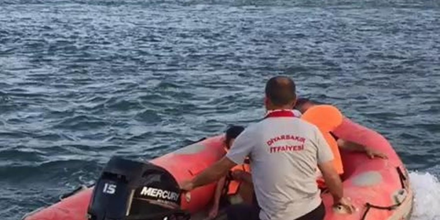 Nehirde mahsur kalan 10 kişilik aileyi itfaiye ekipleri kurtardı