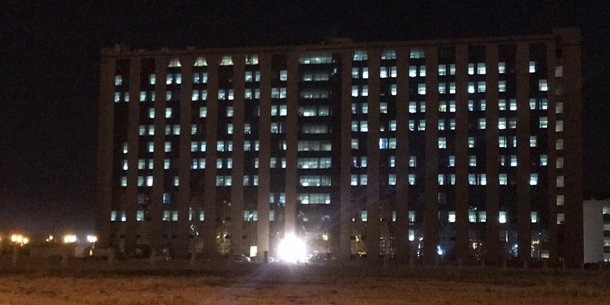 Pandemi hastanesinin gece görüntüsü salgının boyutunu ortaya koydu